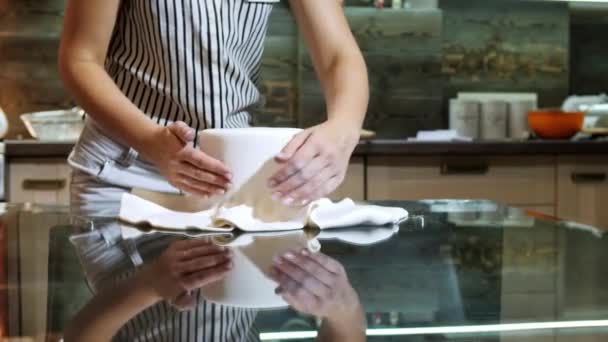 Mujer cubriendo un pastel redondo con glaseado fondant — Vídeo de stock