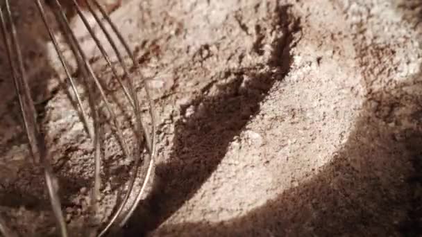 Cocinar pastel. Mezclar harina y cacao en polvo en un tazón. Primer plano . — Vídeos de Stock