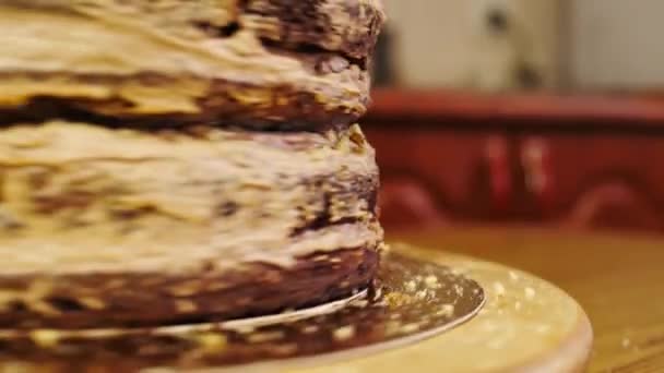 Torta su uno stand rotante per decorare le torte. Primo piano — Video Stock