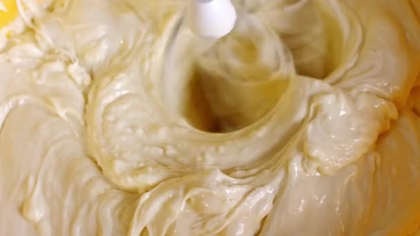 Крупный план смешивания крема в миске с моторным смесителем . — стоковое видео