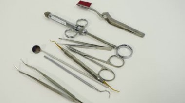 Masadan alınan eldivenleri verin. Anestezi için bir sistem..