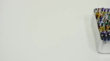 Diş dolabındaki diş aletleri. Endodontik araçları kapat
