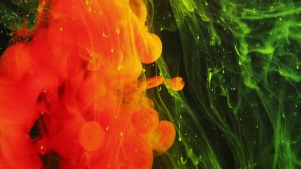 Πολύχρωμο ουράνιο τόξο σταγόνες χρώμα από τον πυθμένα ανάμειξη στο νερό. Κοντινό πλάνο. — Αρχείο Βίντεο