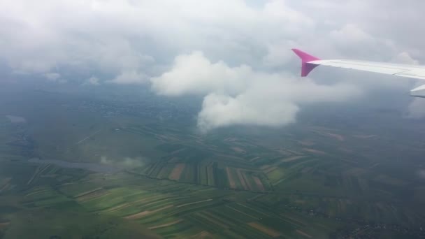Dağlar uçaktan görünüyor. Bulutların üzerinde uçuyor. Güzel gökyüzü ve bulutların üzerinde uçuyor. Uçaktan hava görüntüsü. — Stok video