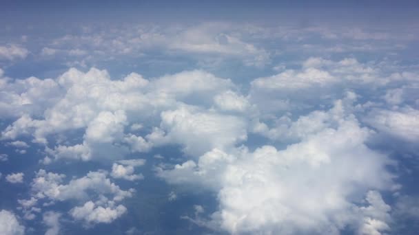 Verbazingwekkende beelden van de lucht boven de wolken. Over de wolken vliegen. Zicht vanuit het vliegtuigraam op de blauwe lucht en witte wolken. Vliegen over prachtige lucht en wolken. — Stockvideo