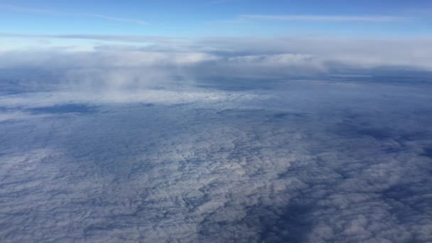 Images étonnantes de vue aérienne au-dessus des nuages. Survoler les nuages. Vue depuis la fenêtre de l'avion vers le ciel bleu et les nuages blancs. Vue aérienne depuis l'avion . — Video