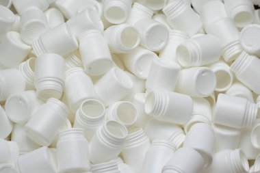 Dağınık beyaz kaplar plastik