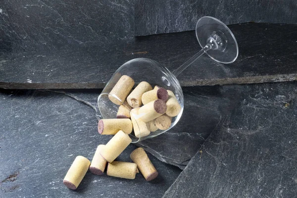 Copo Vinho Cheio Rolhas Pedra Cinza Escuro — Fotografia de Stock