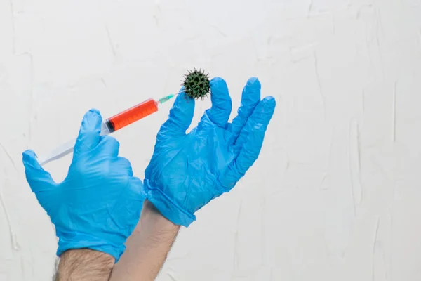 Spritze Händen Die Angebliche Covid Impfflüssigkeit Rot Aufträgt — Stockfoto