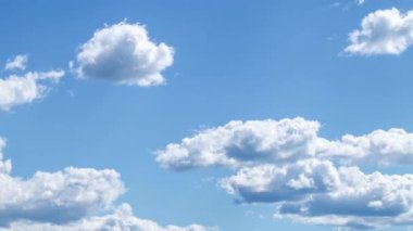 Gökyüzü ve hareketli bulutlar