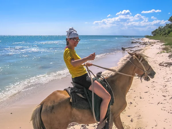 Montar a caballo en la playa — Foto de Stock