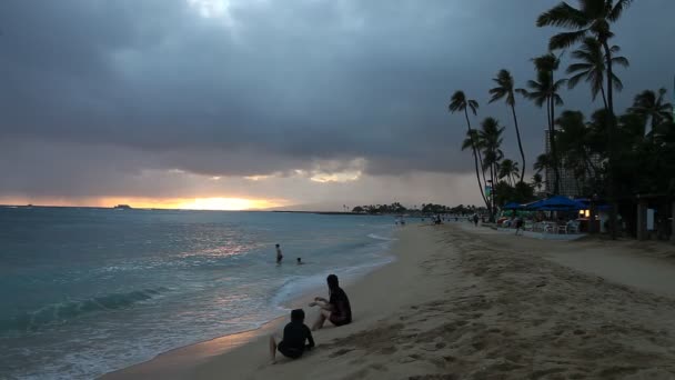 Waikiki Beach zonsondergang — Stockvideo