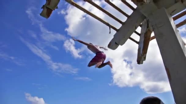 Waikiki Pier hoppning — Stockvideo