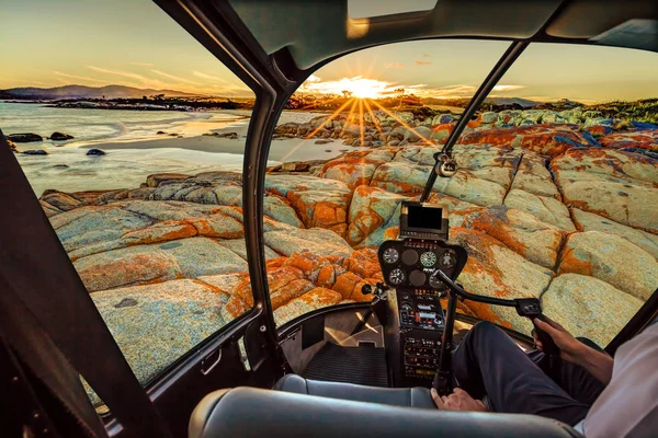 Hubschrauber in Bucht von Bränden — Stockfoto