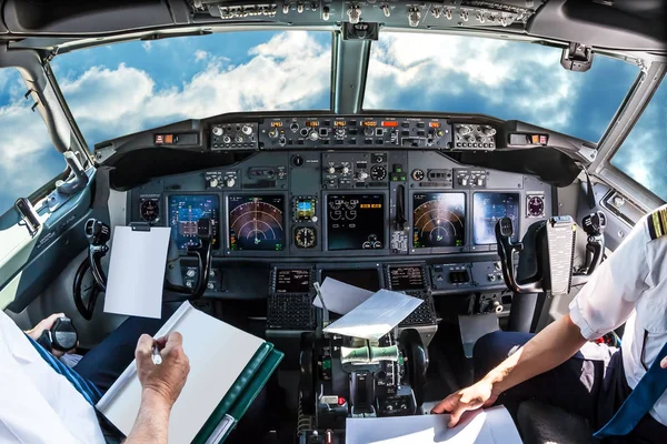 Cockpit στο συννεφιασμένο ουρανό — Φωτογραφία Αρχείου