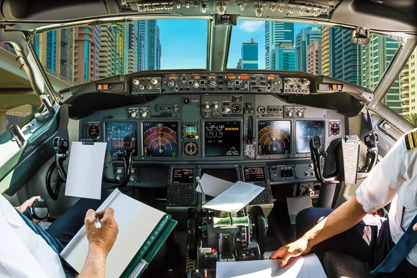 Cockpit auf Dubai — Stockfoto