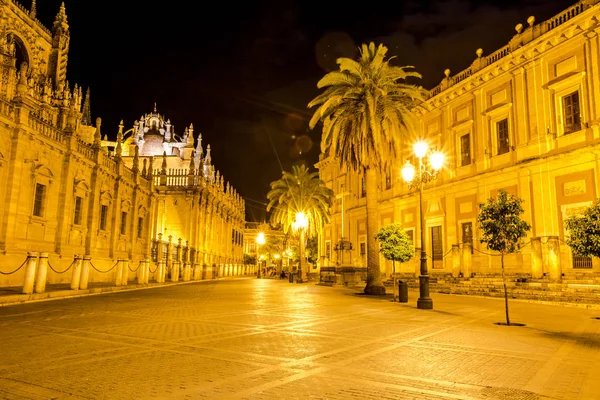 Katedralen i Sevilla nattetid — Stockfoto