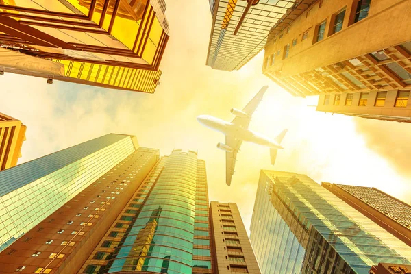 gün batımında uçak