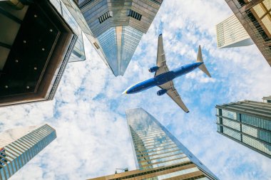 şehir üzerinde uçak