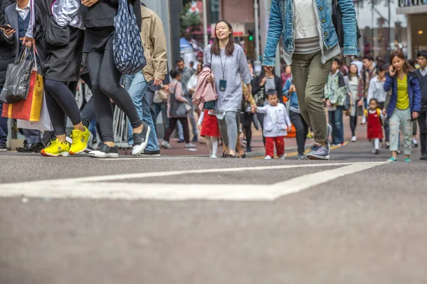 Causaway Bay människor shopping — Stockfoto