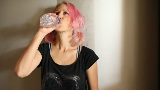 Pití z láhve v tělocvičně — Stock video