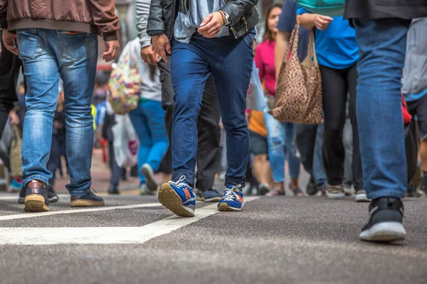Beine, die auf der Straße laufen — Stockfoto
