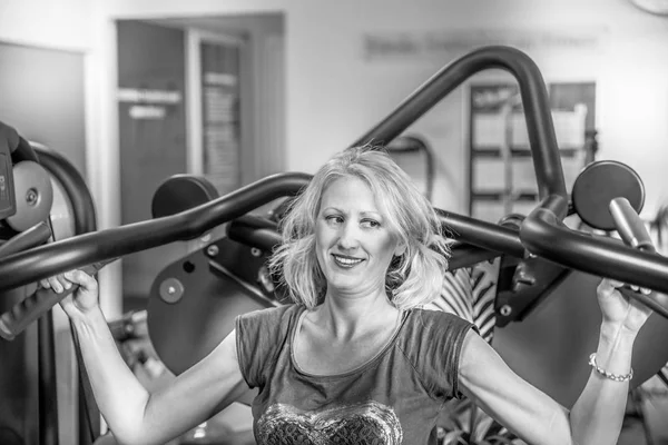 Seated shoulder press machine — Stock Photo, Image