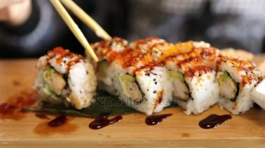 Ejderha Uramaki suşi