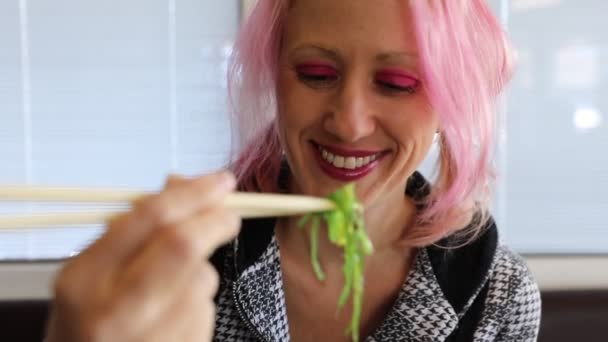 Woman eating Japanese seaweed — Stock Video