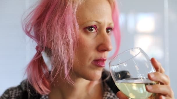 Женщина пьет вино — стоковое видео