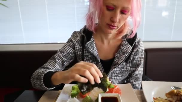 Femme mangeant du cône de temaki — Video