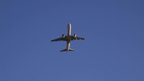 Samolot na białym tle na niebie — Wideo stockowe