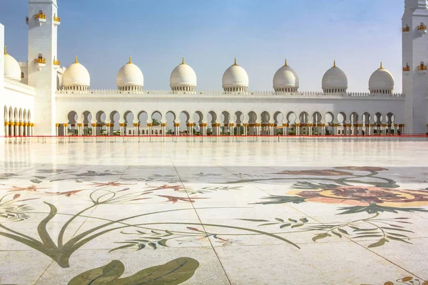 Patio Gran Mezquita Abu Dhabi — Foto de Stock