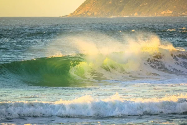 Poderosas ondas de fundo — Fotografia de Stock