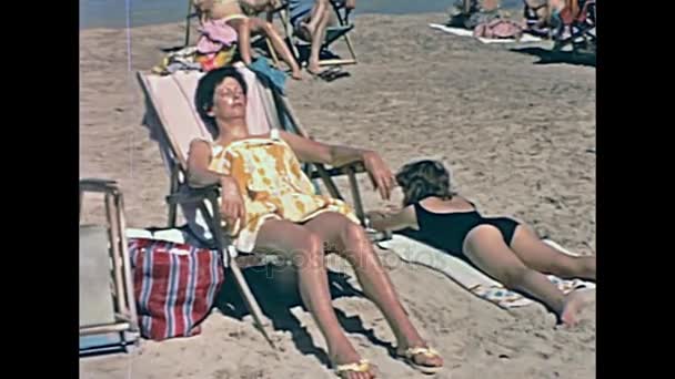 Ibiza personas tomando el sol — Vídeo de stock