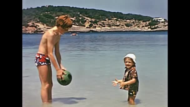 Lekande barn Ibiza — Stockvideo