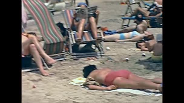 Menschen am Strand von Ibiza — Stockvideo