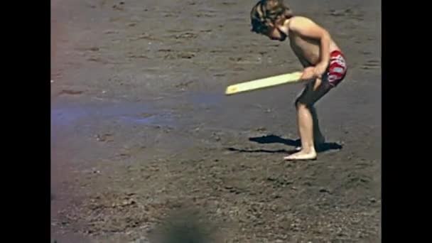 Niño jugando cricket — Vídeos de Stock