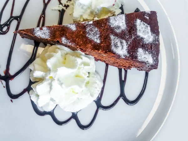 Gâteau au chocolat avec crème — Photo