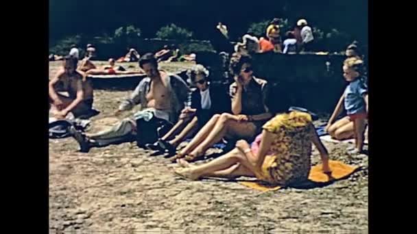 Gezinnen op het strand — Stockvideo