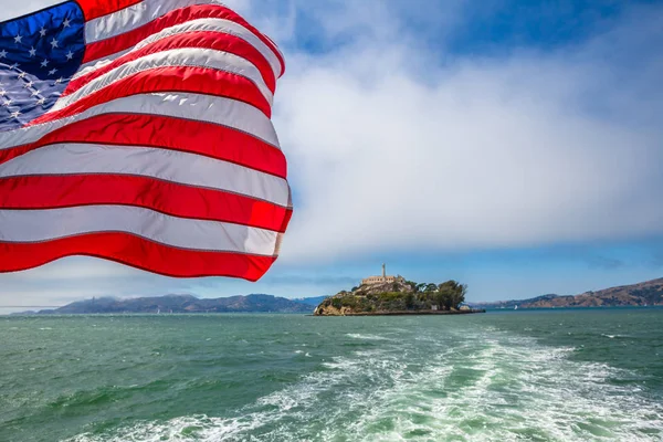 Alcatraz ostrov s americkou vlajkou — Stock fotografie