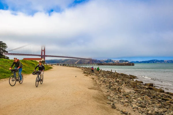 Golden Gate bike tourists — Stock Photo, Image