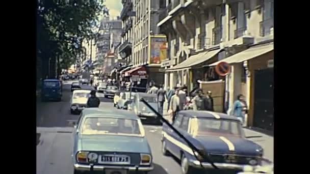 Vida de rua parisiense — Vídeo de Stock