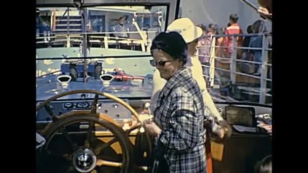 Barco turístico de París — Vídeo de stock