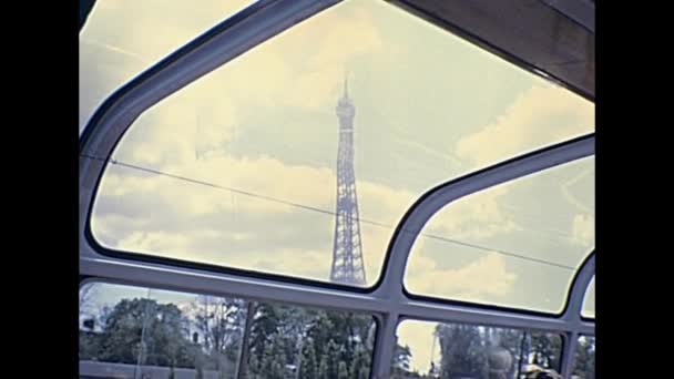 Tour de barco na Torre Eiffel — Vídeo de Stock