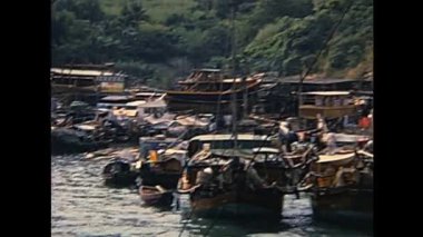 Tarihi altı düz nehir kayığı tekneler