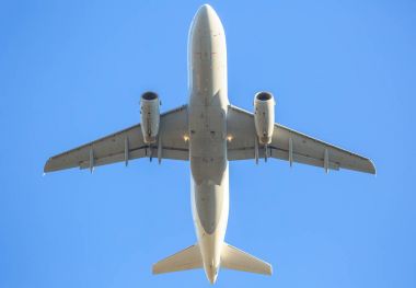 Beyaz uçak gökyüzünde