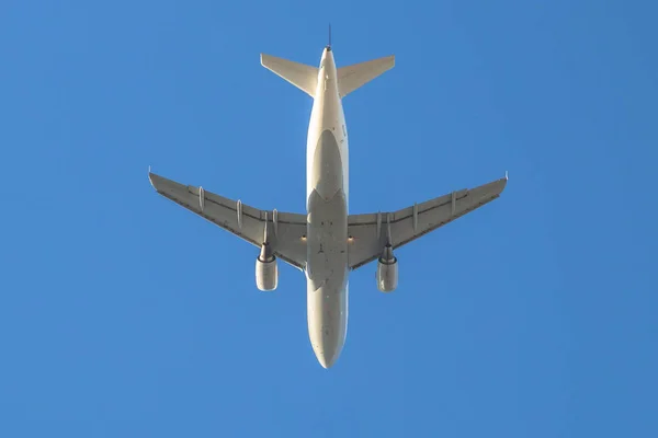 하늘에 떠 있는 흰 비행기 — 스톡 사진