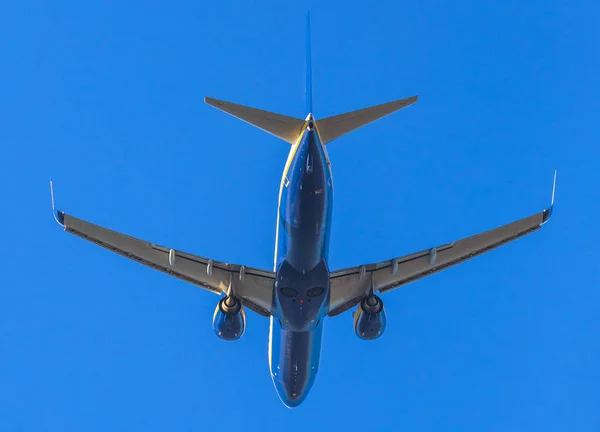파란 비행기 takeing 오프 — 스톡 사진