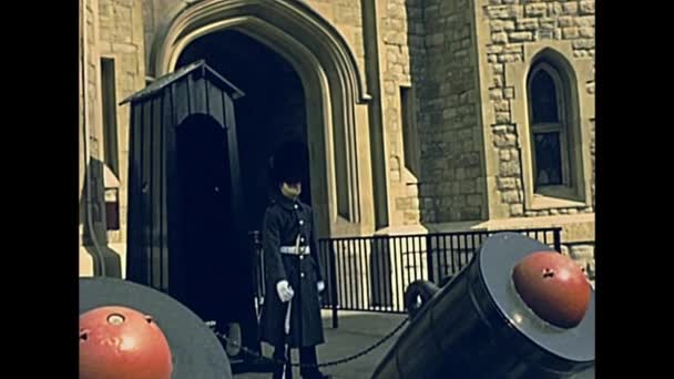 Voorkant van de Tower of London — Stockvideo
